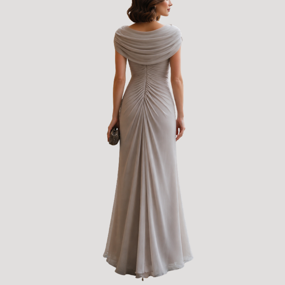 Col bénitier fluide d'une robe longue drapée femme, parfaite tenue de soirée élégante et habillée.
