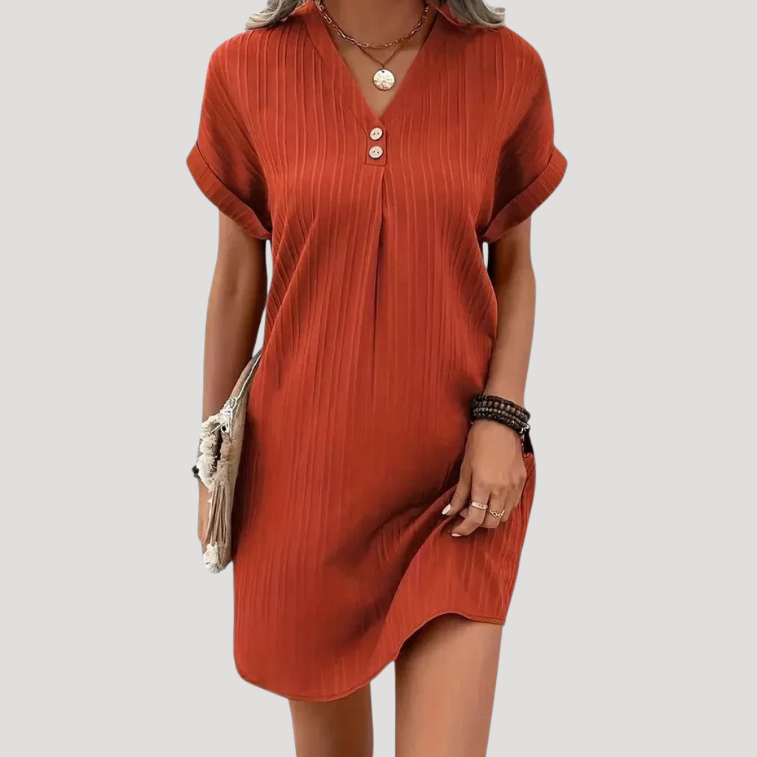 Robe courte femme élégante au quotidien, avec col V et texture moderne. Confort et style décontracté chic assuré.