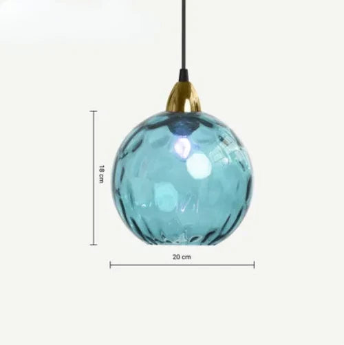 Lampe à suspendre moderne, avec un grand globe en verre clair, parfaite pour l'éclairage du salon.