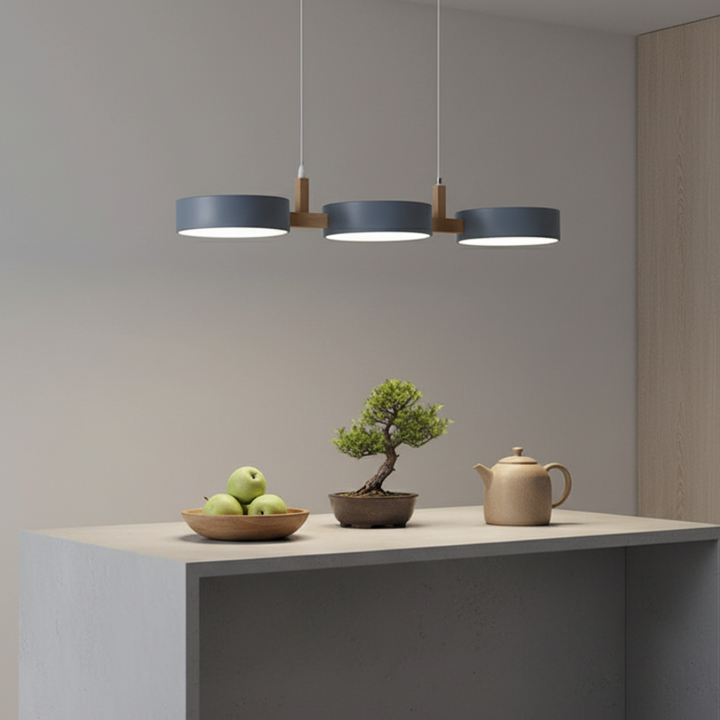Décoration intérieure moderne avec lustre LED suspendu, ambiance nordique chic et lumineuse.