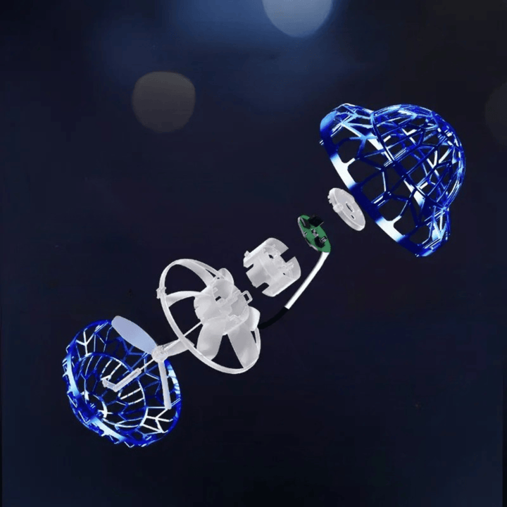 Enfant jouant joyeusement avec la balle volante LED rechargeable, un jouet lumineux et interactif.