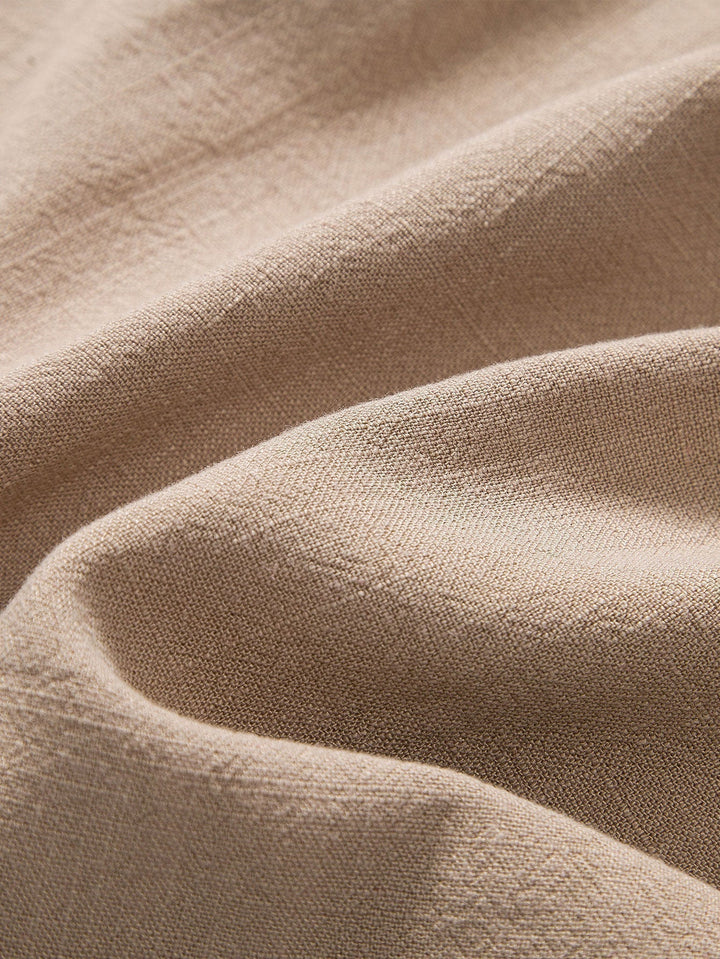 Détail col montant de la chemise homme été en lin à manches courtes. Style décontracté chic pour l'été.