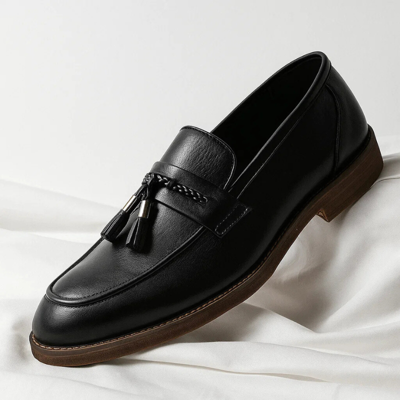 Paire de mocassins à glands pour hommes, parfaite pour une tenue chic de ville ou des occasions formelles.