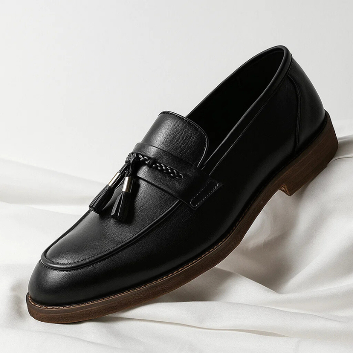 Paire de mocassins à glands pour hommes, parfaite pour une tenue chic de ville ou des occasions formelles.