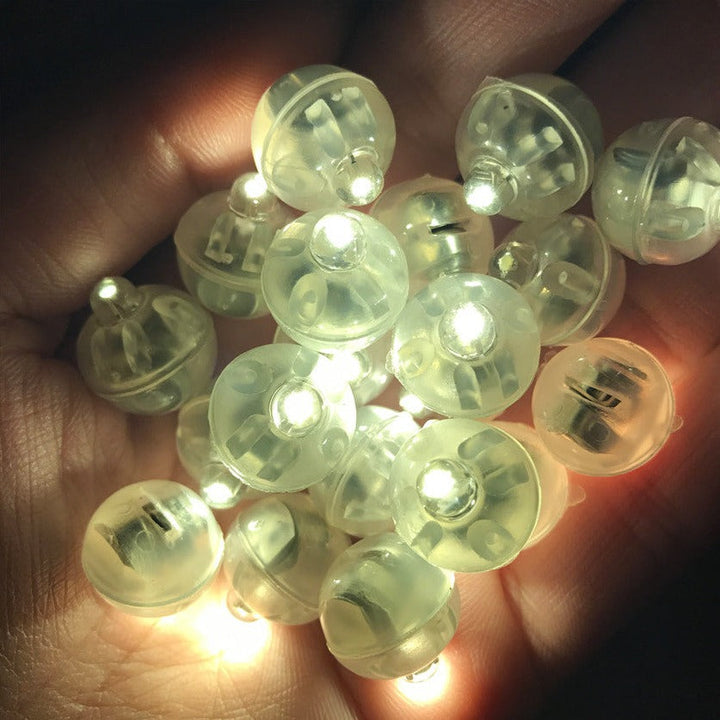 Décoration lumineuse LED compacte et scintillante, accessoire parfait pour mariage ou anniversaire.