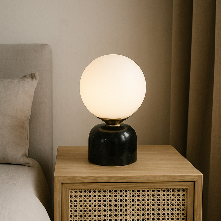 Lampe de table design moderne en verre, éclairage LED doux, style scandinave épuré.