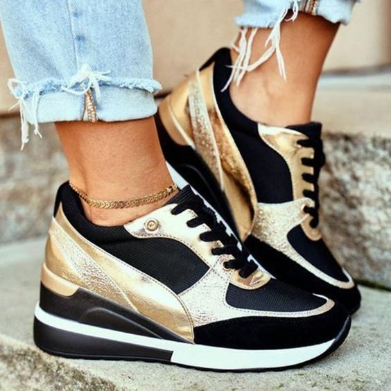 Femme portant des baskets Nova. Confort, style décontracté et chaussures légères pour toutes activités.