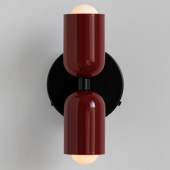 Applique murale LED grise, double face, lumière chaude pour salon moderne.