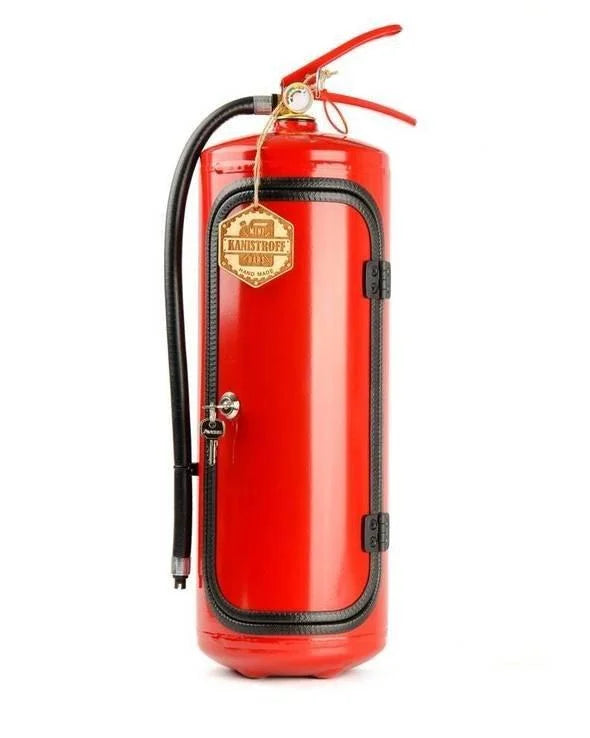 Minibar extincteur rouge pour homme, stockage sécurisé de whisky, gin, ou autres spiritueux.