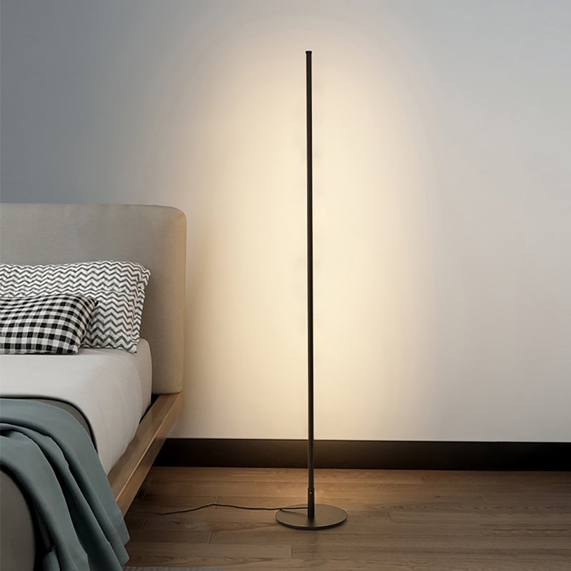 Élégante lampe sur pied LED, design fin et moderne, parfaite pour éclairer un coin de salon ou de bureau.