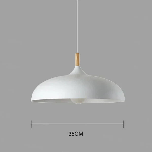 Détail d'un plafonnier moderne en chêne clair, éclairage LED doux pour salon ou chambre.