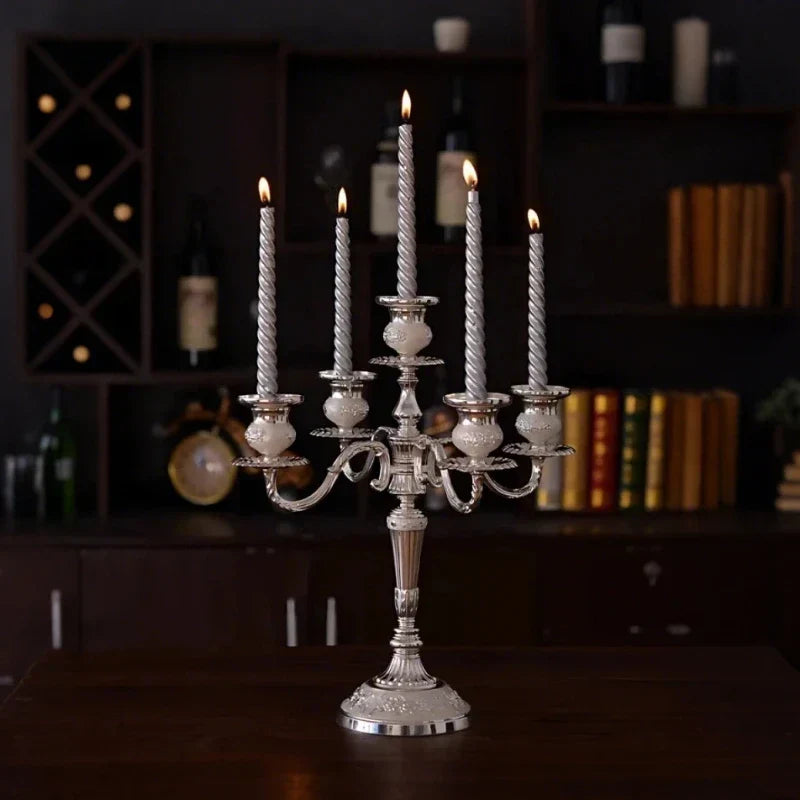 Candelabre élégant 3 bras doré, pour une décoration sophistiquée et chaleureuse.