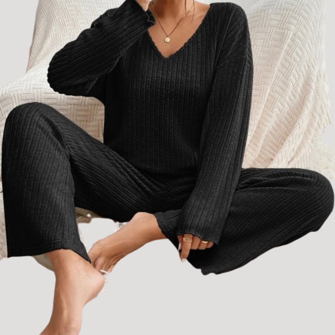 Tenue chic décontractée : ensemble femme maille, pull col V et pantalon large coordonné.
