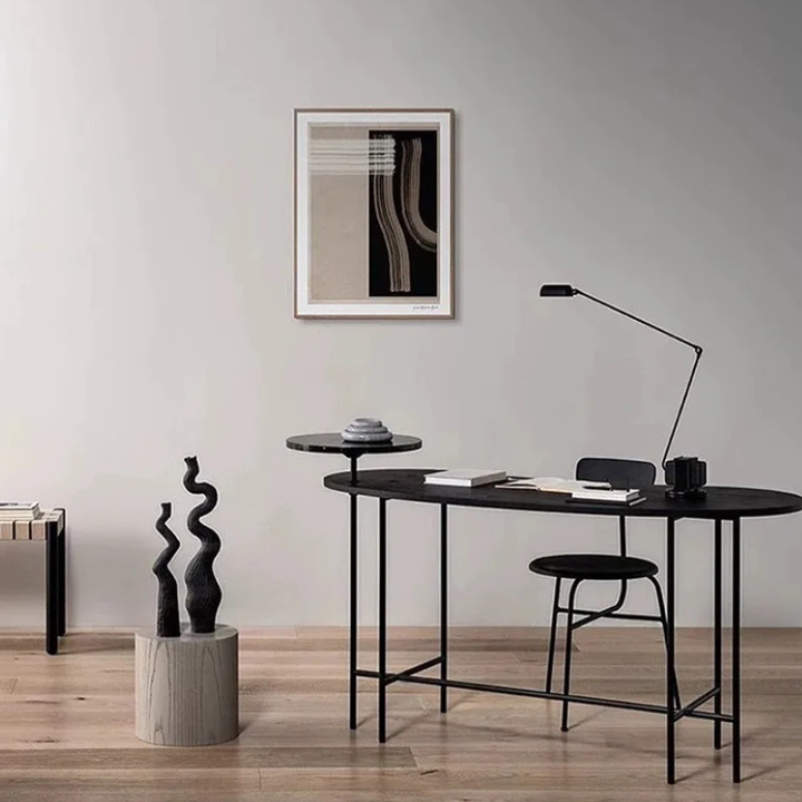 Lampe de lecture LED minimaliste, avec bras flexible et intensité réglable.
