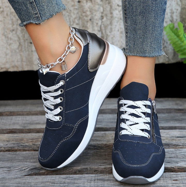 Vue latérale des sneakers femme orthopédiques. Confortables, avec soutien de la voûte et amorti pour la marche.