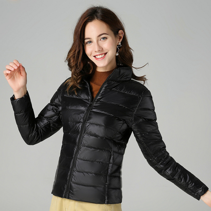 Confortable blouson imperméable femme mi-saison, coupe-vent, pour une protection optimale.