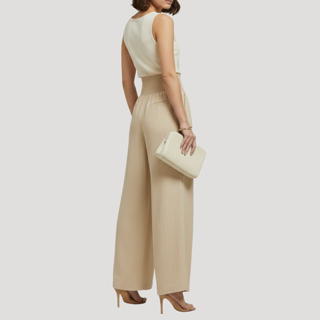 Pantalon femme chic à jambes larges, taille haute smockée, offrant une silhouette élégante et moderne.