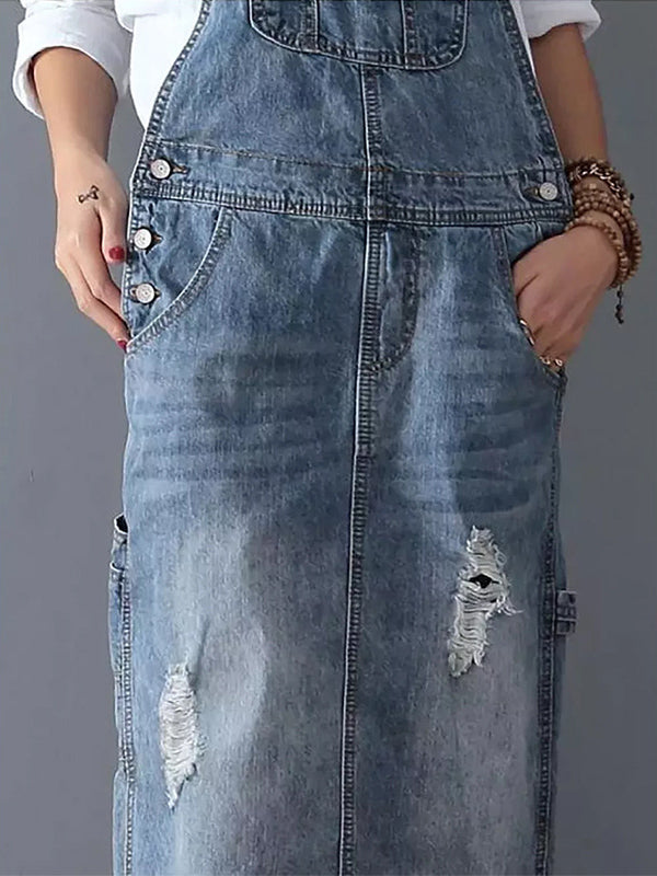 Salopette-robe femme en jean distressed, fente au dos. Mode printemps-été, look décontracté chic.