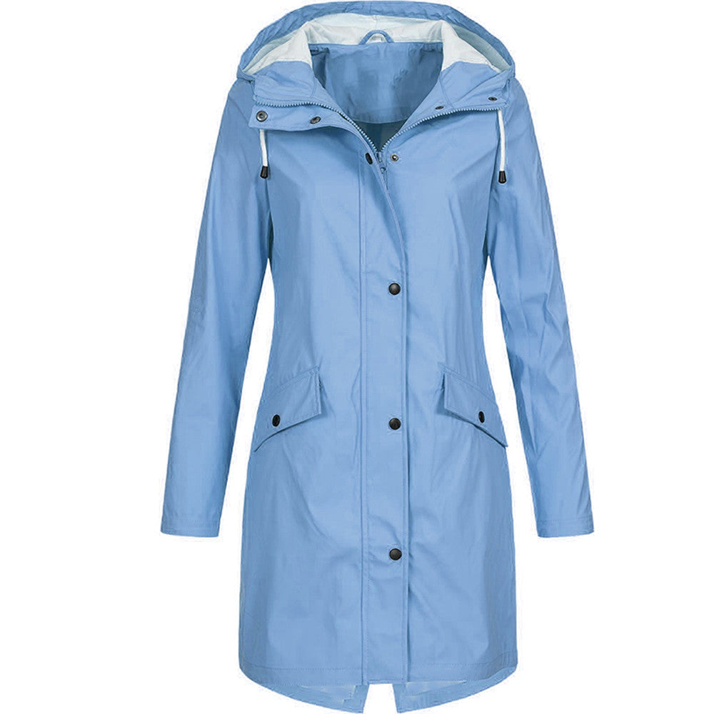 Manteau de pluie long femme, tendance. Vêtement extérieur élégant pour un look sophistiqué par mauvais temps.