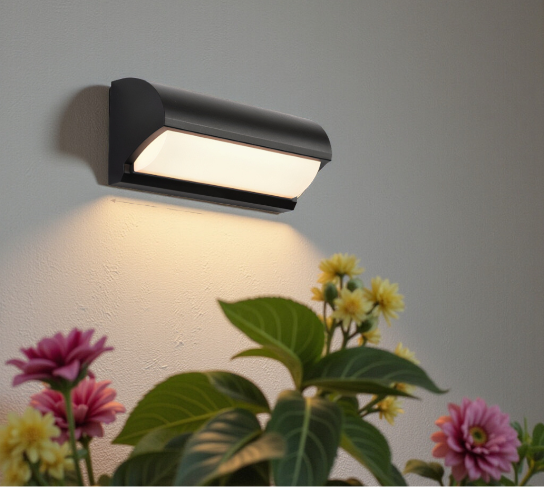 Lampe murale LED noire design, éclairage extérieur économe en énergie. Idéale pour façade et entrée moderne.