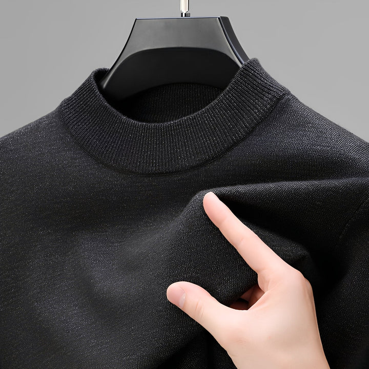 Vêtement homme confortable: pull gris foncé, design épuré. Chandail parfait pour un look hivernal.