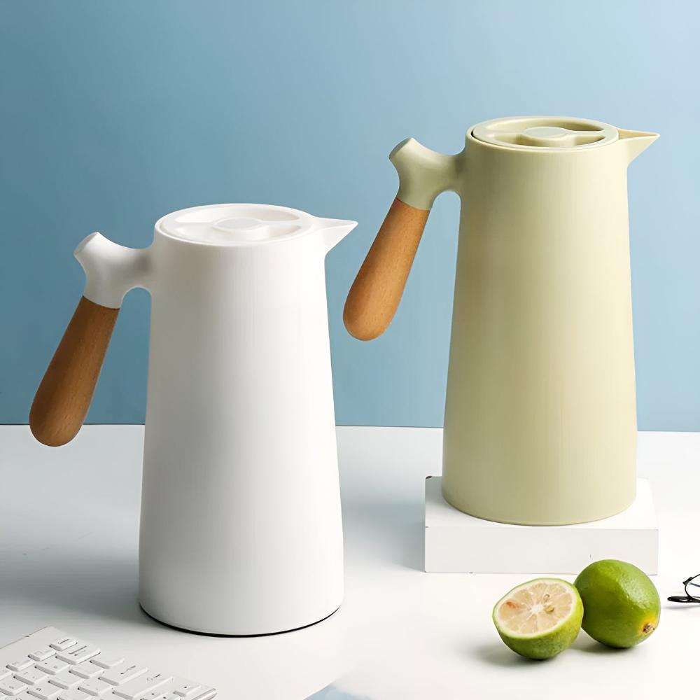 Carafe design scandinave 1L. Acier inoxydable et poignée bois. Élégante pour servir toutes boissons au bureau/maison.
