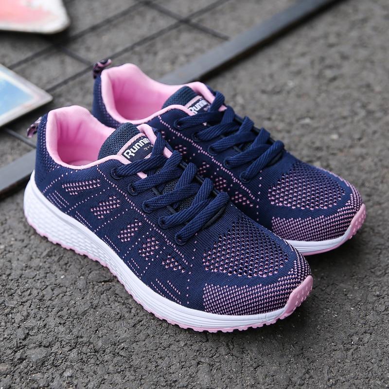 Vue arrière des chaussures de marche femme avec détails de conception ergonomiques.