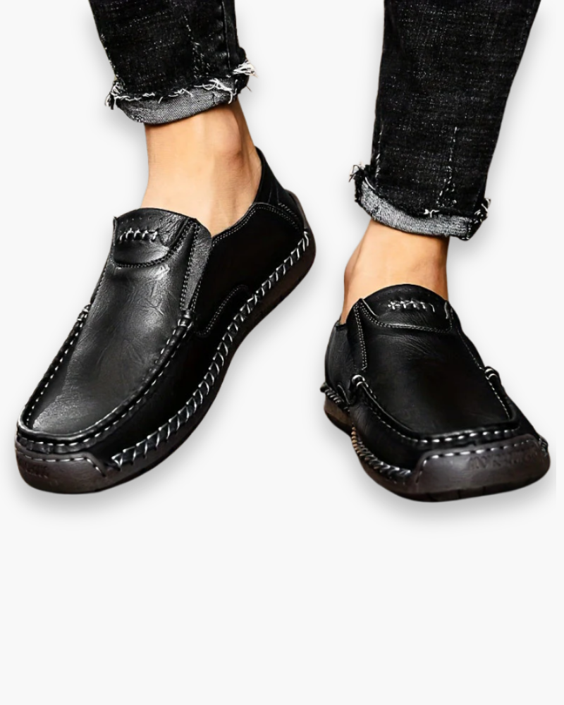 Mocassin homme brun foncé décontracté, avec surpiqûres fines, idéal pour la ville et la mode masculine.