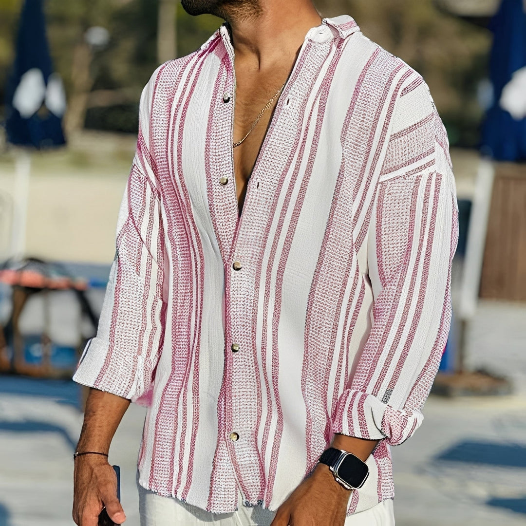 Chemise homme rayée décontractée, style classique et chic. Parfaite pour une tenue casual élégante et confortable.