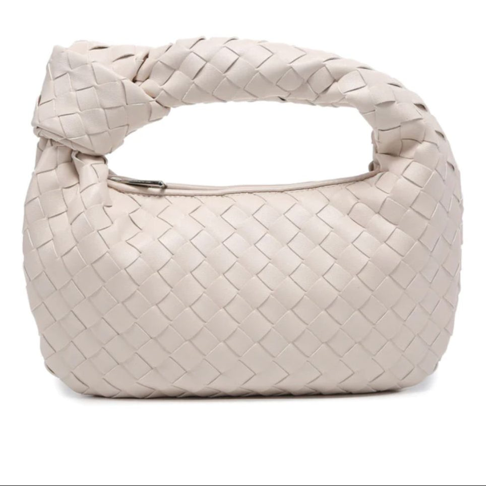 Accessoire de mode femme : mini sac tressé en cuir vegan, design urbain chic et moderne.