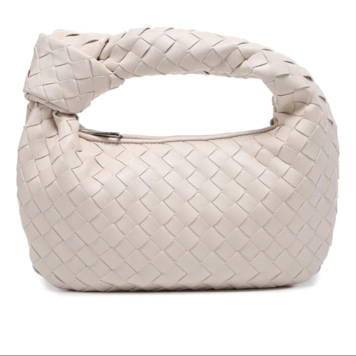 Accessoire de mode femme : mini sac tressé en cuir vegan, design urbain chic et moderne.