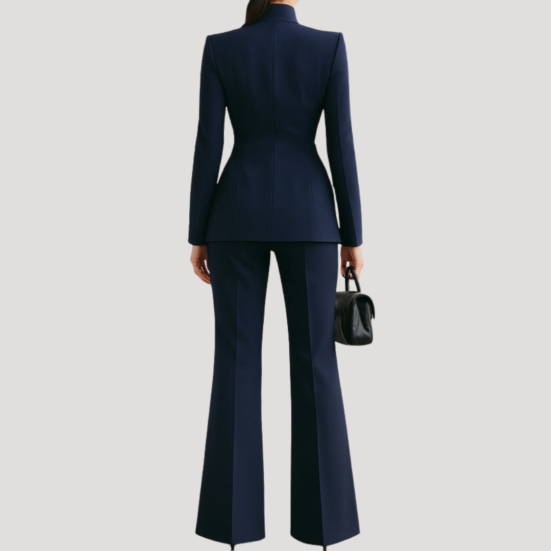 Tailleur femme élégant pour un style professionnel. Ensemble veste et pantalon sophistiqué.