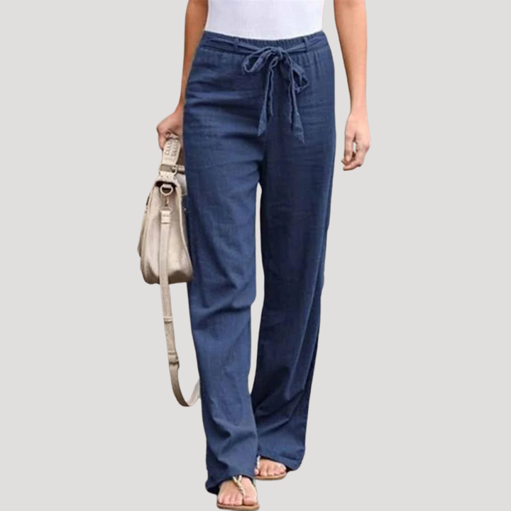 Pantalon femme en lin pour l'été, couleur sable. Coupe droite moderne et taille nouer pour un style décontracté chic.