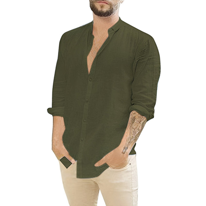Modèle masculin en chemise d'été légère, offrant confort et style décontracté pour temps chaud.