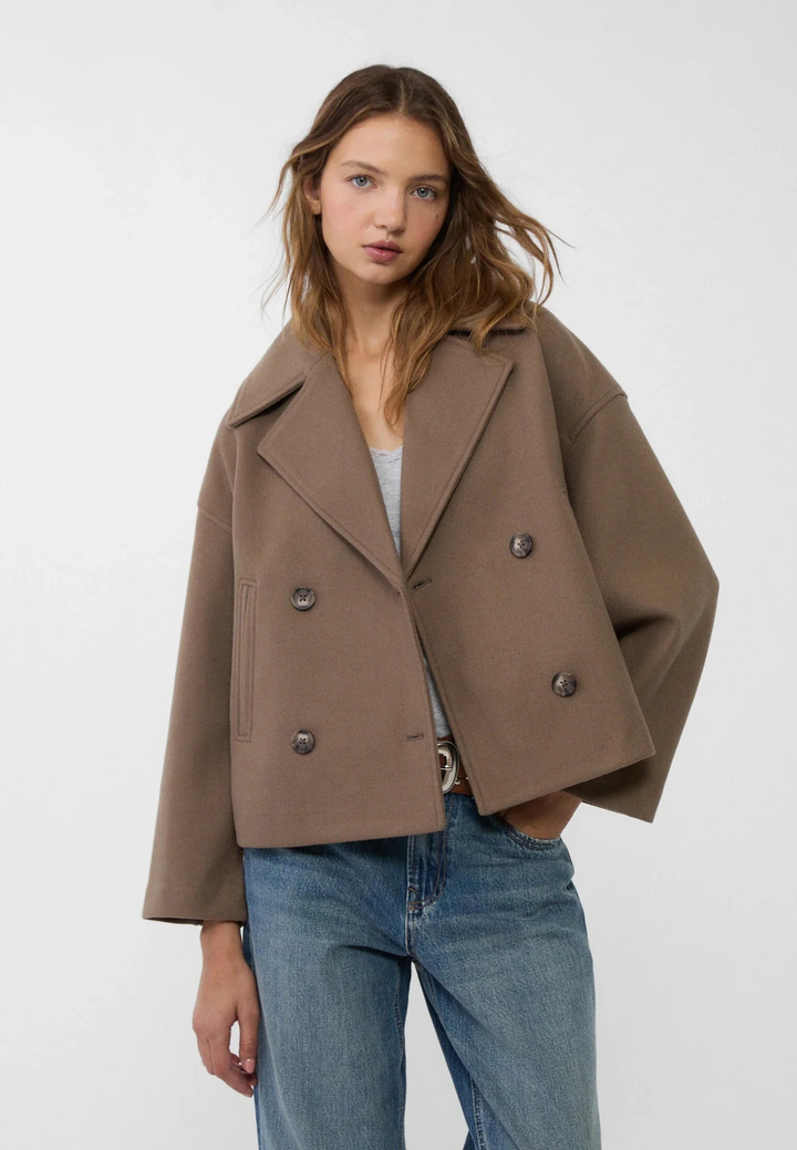 Veste tailleur courte moderne pour femme, idéale pour un look décontracté chic printanier.