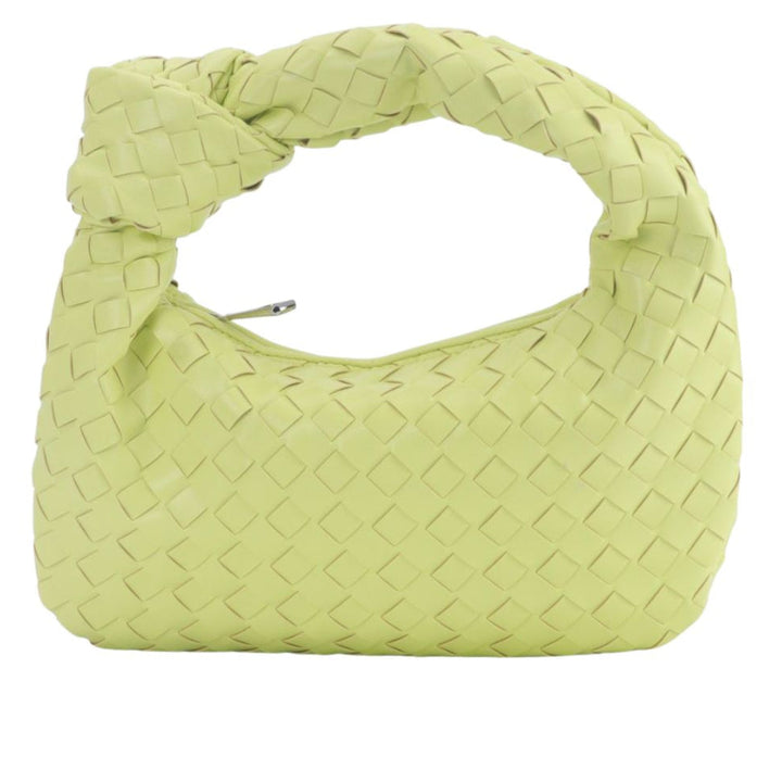 Design compact et élégant du mini sac à main tressé, accessoire parfait pour la femme stylée.