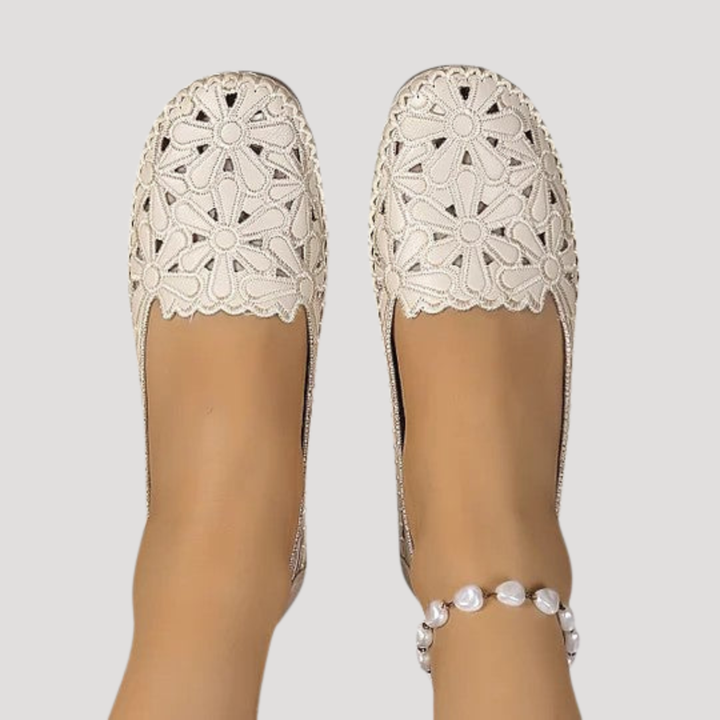 Chaussures plates femme ajourées, respirantes et légères. Parfaites pour un look décontracté estival et quotidien.