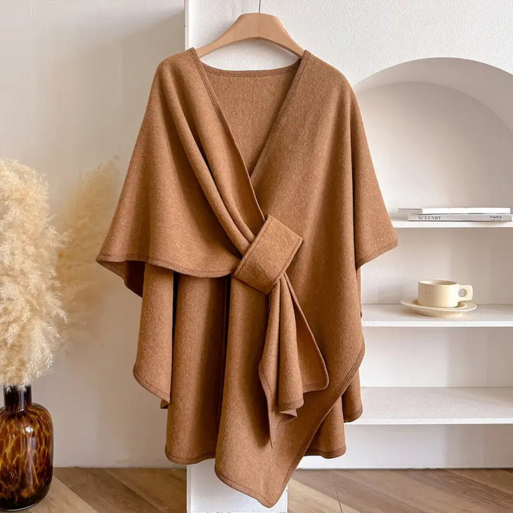 Cape femme chic et polyvalente. Manteau hiver chaud, coupe-vent élégant, vêtement mode taille unique pour occasions.
