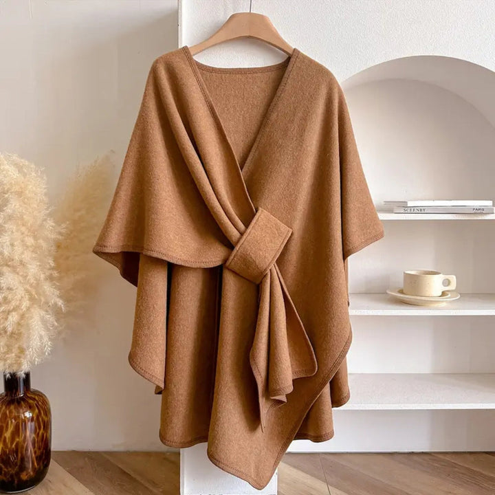 Cape femme chic et polyvalente. Manteau hiver chaud, coupe-vent élégant, vêtement mode taille unique pour occasions.