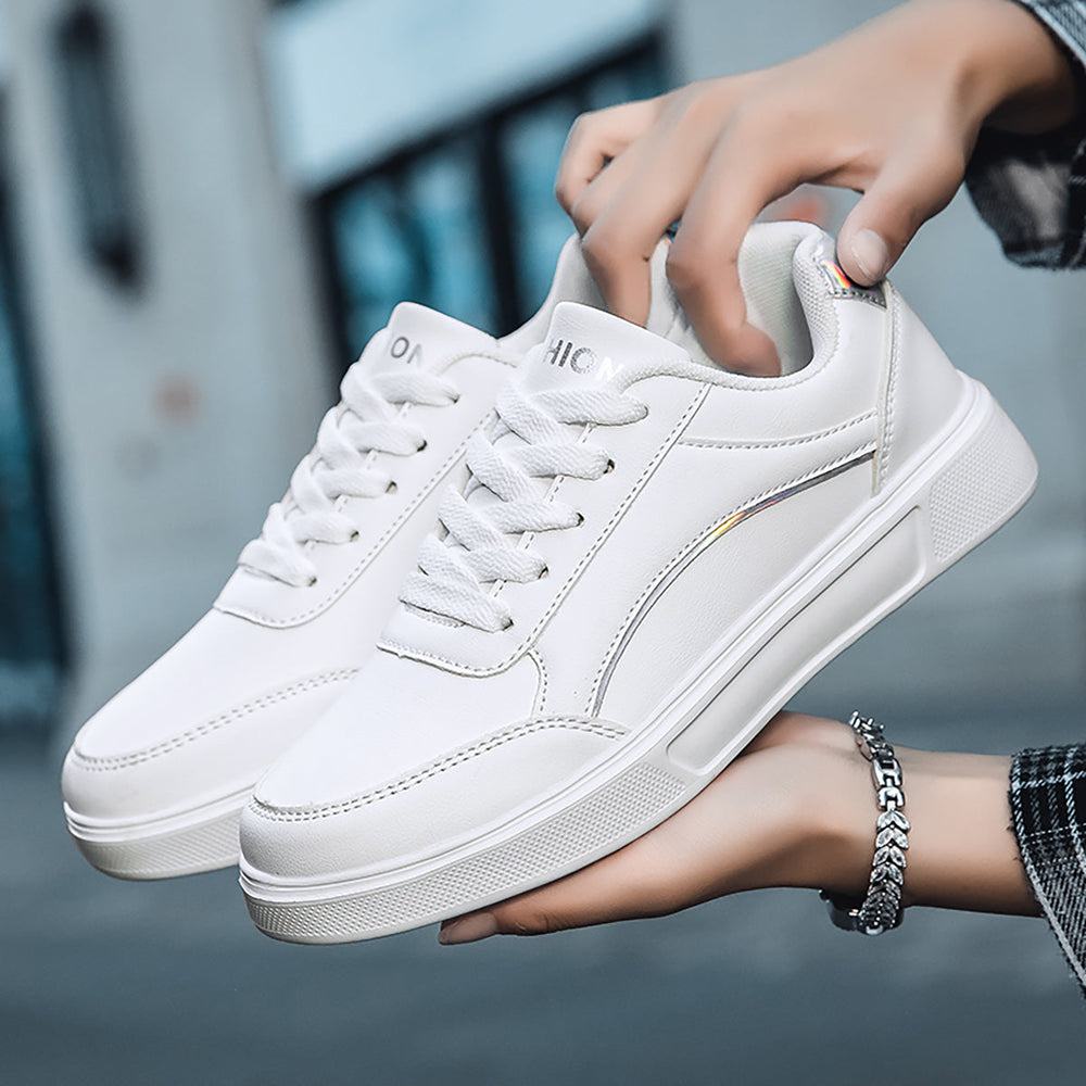 Sneakers blanches intemporelles pour femme, idéales pour un style polyvalent, alliant mode et confort.