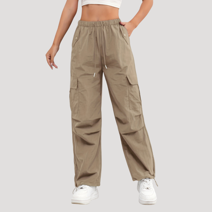 Pantalon cargo femme avec poches latérales pratiques, taille haute, style décontracté et moderne.