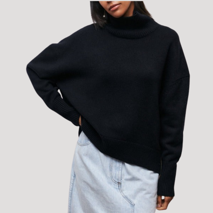 Pull oversize femme col montant. Vêtement hivernal ample et doux pour un style décontracté et confortable.