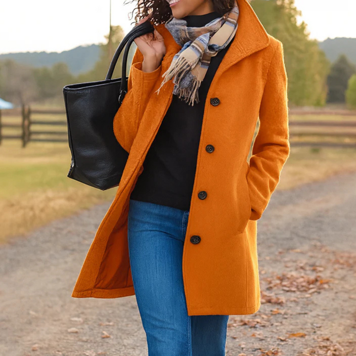 Manteau trench long pour femme, modèle classique à boutons, idéal pour la mi-saison élégante et chic.