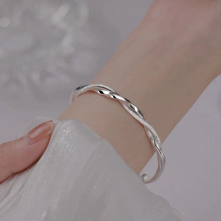 Bracelet manchette en argent sterling pour femme, design géométrique et élégant, un bijou unique.