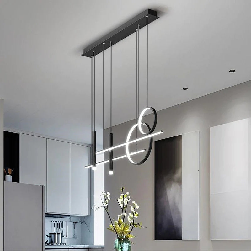 Détail de la lampe suspendue LED LumoSphere noire. Design minimaliste et éclairage d'ambiance intérieur.