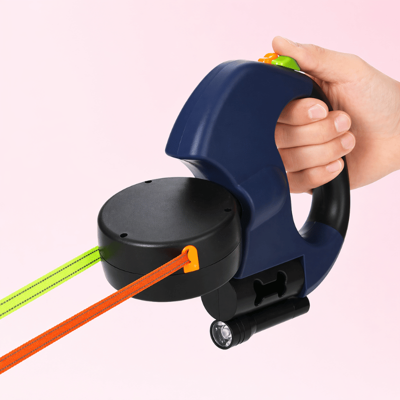 Laisse double confort et sécurité pour chiens. Pivot 360° et design anti-nœuds pour une promenade idéale.
