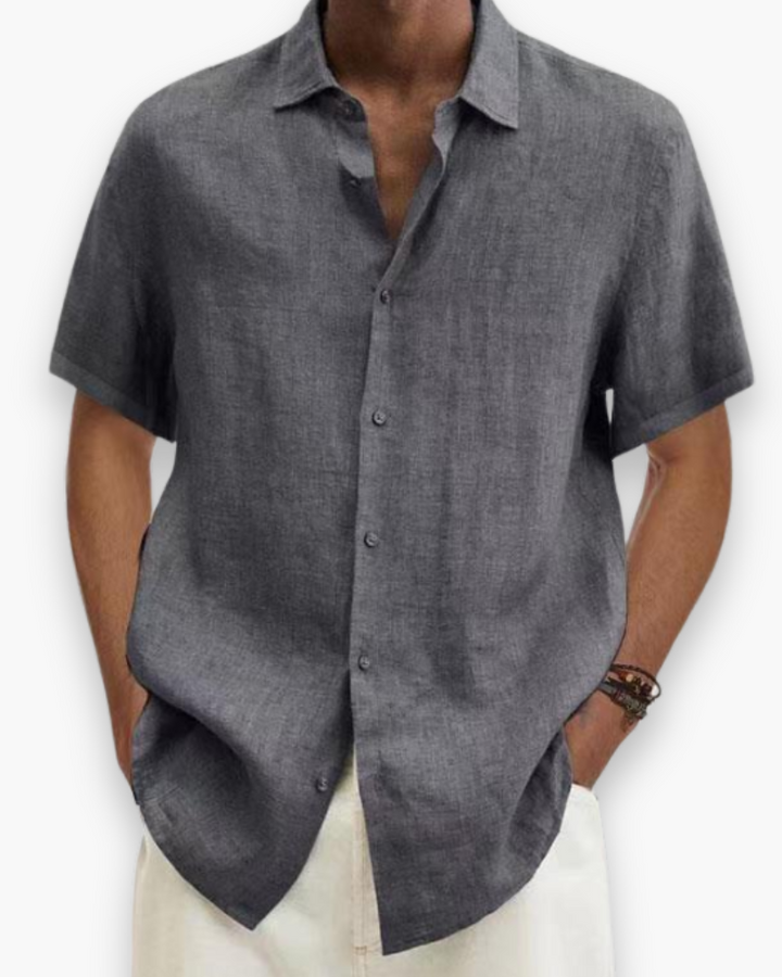 Photo d'une chemise homme style décontracté chic, parfaite pour la mode estivale et printanière.
