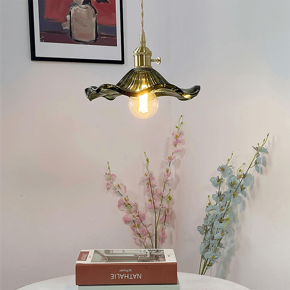 Lampe de plafond design tropicale, laiton doré et verre, pour un intérieur élégant.