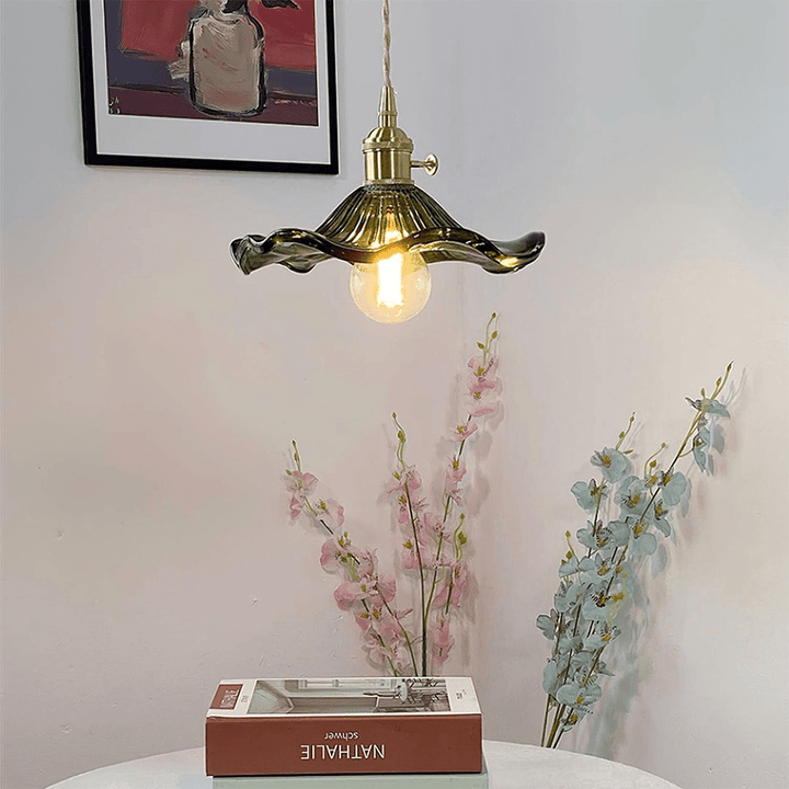Lampe de plafond design tropicale, laiton doré et verre, pour un intérieur élégant.