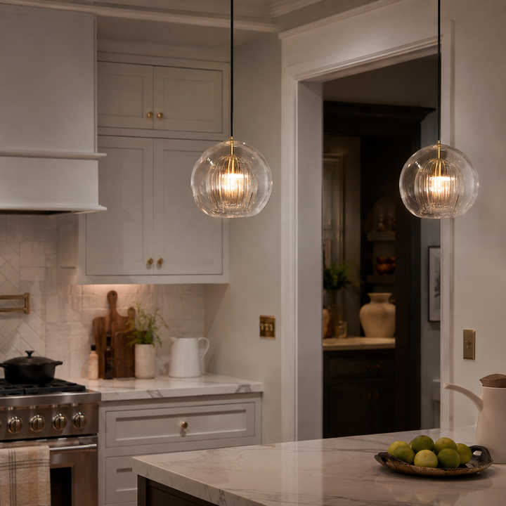 Suspension globe verre hauteur réglable, luminaire moderne pour salon, chambre ou salle à manger, ambiance lumineuse.